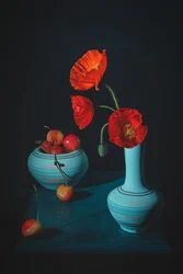 Stillleben mit roten Mohnblumen und Kirschen