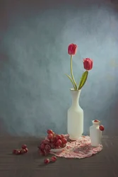 Rote Tulpen und Trauben