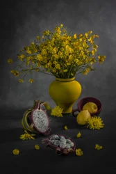 Gelbe Blumen und Früchte