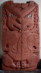 Maori-Dekorationspaneel mit imaginärer anthropomorpher Figur, neuseeländische Zivilisation