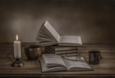 Kerzenbeleuchtete Bücher