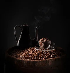 Dunkle Kaffeekanne und Bohnen