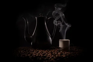Dunkles Kaffee Stillleben