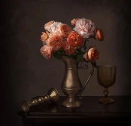 Dunkles Rosen-Stillleben