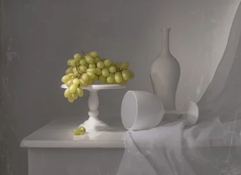 Elegantes Weißweintrauben-Stillleben