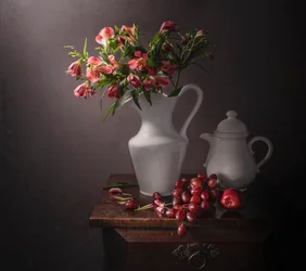 Stimmungsvolle Blumen und Früchte