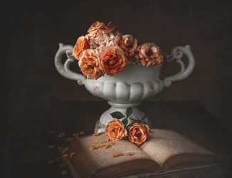 Stimmungsvolle Rosen und Altes Buch
