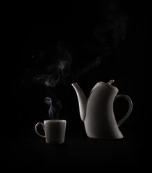 Dampfende Teekanne und Tasse
