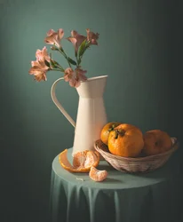Mandarinen und rosa Blumen