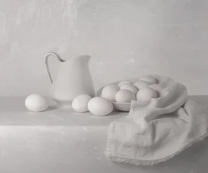 Weiße Eier und Krug
