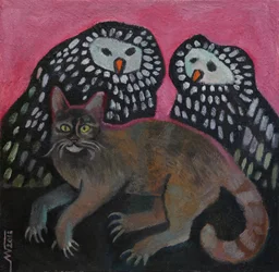 Verspielte Katze mit Eulen