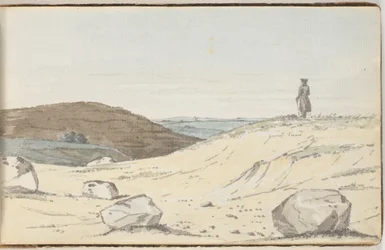 Aussicht über eine Heide- oder Dünenlandschaft. Im Vordergrund einige große Hügel; auf einem von ihnen steht ein Mann und schaut über die Ebene