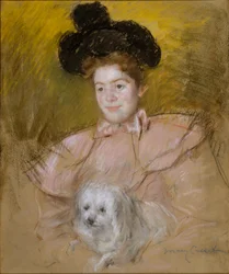 Frau in himbeerfarbenem Kostüm mit einem Hund