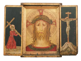 Ein Triptychon: Christus der Erlöser flankiert von Christus, der das Kreuz trägt, und die Kreuzigung (Goldgrundtafel im integrierten Rahmen)