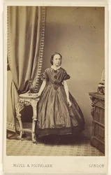 Unbekannte Frau, stehend