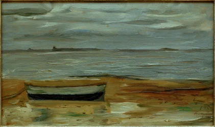Strand mit grauem Kahn und grauem Meer