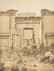 Propyläen des Thoutmosēum, in Mēdinet-habou Theben, 1849-50