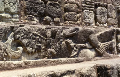 Gefangener auf den Stufen der Hieroglyphentreppe, Copan, Späte Klassik (600-900) ca. 760 n. Chr.