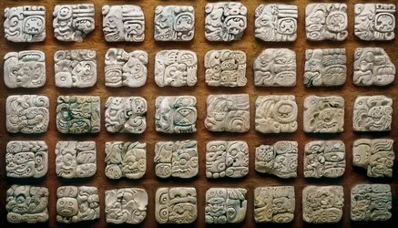 Maya-Kalender (320-1697) bestehend aus verschiedenen Glyphen (gravierte Steine)