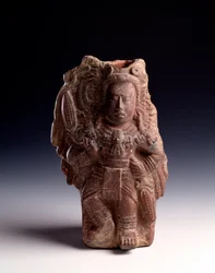 Präkolumbische Kunst, Maya-Zivilisation, klassische Periode: anthropomorphe Tonstatuette einer mit dem Mais verbundenen Göttin, die als Pfeife dient. Aus Alta Verapaz, Guatemala. Maße: 23,5 x 14,5 cm. Guatemala-Stadt, Nationalmuseum für Archäologie