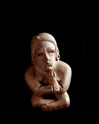 Präkolumbische Kunst, Maya-Zivilisation, präklassische Periode: Tonstatuette einer sitzenden Frau mit gekreuzten Armen und Beinen. Aus San Agustín Acasaguastlán, El Progreso, Guatemala. Höhe 10,7 cm. Guatemala-Stadt, Museo Nacional de Arqueología y