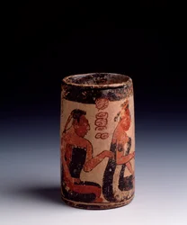 Präkolumbische Kunst, Maya-Zivilisation, klassische Periode: zylindrisches Tongefäß, verziert mit zwei Männern und einer Frau bei der Durchführung eines Rituals. Aus Tayasal, Guatemala. Maße: Höhe 11,2 x Durchmesser 6 cm. Guatemala-Stadt, Museo Nacional
