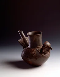 Präkolumbische Kunst, Maya-Zivilisation, postklassische Periode: zoomorphes Gefäß in Form eines Vogels. Aus Asunción Mita, Jutiapa, Guatemala. Maße: H. 15,5 x Durchm. 7,6 cm. Guatemala, Nationalmuseum für Archäologie und Ethnologie