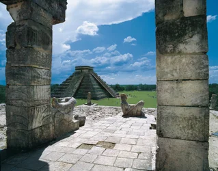 Der Tempel der Krieger und die Pyramide des Kukulkan (oder die Burg) in Chichén Itzá (Yucatán, Mexiko). Präkolumbische Architektur, postklassische Maya-Kunst (12. Jahrhundert)