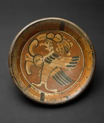 Dreibeinplatte mit übernatürlichem Vogel, 550-800 n. Chr.