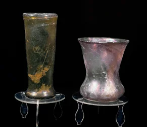 Barbarische Zivilisation: Glasbecher aus der Merowingerzeit. 6.-7. Jahrhundert. Straßburg, Archäologisches Museum im Palais Rohan