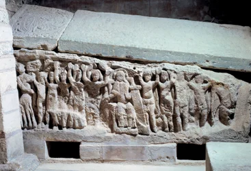 Merowingische Kunst: Basreliefs des Grabes von Agilbert (7. Jahrhundert), Bischof von Paris