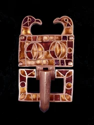 Schmuckstück mit Vogelköpfen (Frankreich) aus dem 6. Jahrhundert. Musée de Saint-Germain-en-Laye