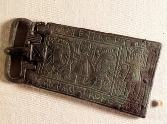 Merowingische Kunst: Bronzene Gürtelschnalle aus dem burgundischen Königreich (barbarisches Volk), die Daniel in der Löwengrube darstellt. 550-626. Aus der Franche-Comté. Nationalmuseum für Archäologie, Saint-Germain-en-Laye