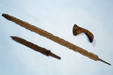 Merowingische Kunst: Schwünge und Franziska (Axt) aus Eisen aus der Normandie