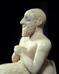 Mesopotamische Kunst: Statue des Intendanten Ebih-il. Skulptur aus Alabaster, Muschel, Lapislazuli und Schiefer, um 2500 v. Chr. (sumerische Periode, um 2900-2200 v. Chr.). Aus Mari. Höhe: 0,525 m. Paris, Louvre