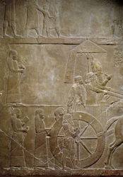 Mesopotamien: Elams Feldzug: Assurbanipal auf seinem Wagen und elamitische Gefangene