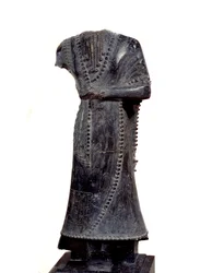 Mesopotamien: acephale Statuette aus Steatit von Idi-Ilum, Gouverneur von Mari, gewidmet der Göttin Ishtar. Ca. 1800 v. Chr. Höhe 0,41 m Paris, Musée du Louvre