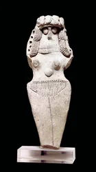 Mesopotamische Kunst: Nackte Frau. Terrakotta, 2. Jahrtausend v. Chr. (um 2000 v. Chr.). Aus Tell Asmar (Eschnunna in Mesopotamien). Maße: 0,106 x 0,045 x 0,018 m. Paris, Louvre