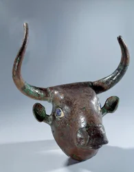 Mesopotamien: Kupferner Stierkopf (Möbelstück oder Harfe). Sumerische Periode. 2500 v. Chr. aus Tello