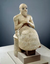 Statue des Verwalters Ebih-il. Skulptur aus Alabaster, Muschel, Lapislazuli und Schiefer, um 2500 v. Chr. (Sumerische Periode, um 2900-2200 v. Chr.). Aus Mari. Höhe: 0,525 m.