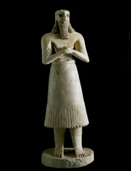 Mesopotamische Kunst: Figur eines bärtigen Mannes (oder Gottes Abu). Skulptur aus Gips, Bitumen und Muschel, 3. Jahrtausend v. Chr. Aus Tell Asmar (Esnunna in Mesopotamien). Dim. 72 cm. Museum von Bagdad, Irak
