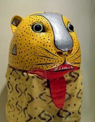 Maske eines Jaguars (bemaltes Holz & Stoff)