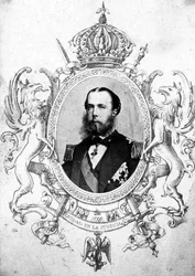 Porträt von Kaiser Maximilian im mexikanischen Kaiserwappen (Schwarzweißfoto und Gravur)