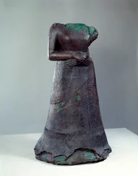 Elamische Zivilisation: Bronzestatue der Königin Napir Asu mit elamitischer Inschrift. 1250 v. Chr. Aus Susa, Iran