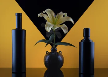 Schwarz-goldenes Lilienstillleben