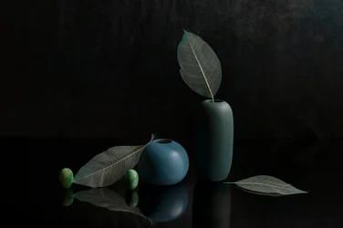 Elegantes Stillleben mit blauen Vasen