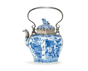 Blau-weiße Teekanne mit Deckel