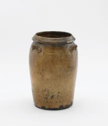 Krug mit drei Henkeln