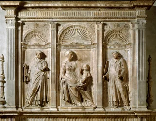 Jungfrau und Kind zwischen St. Laurentius und St. Leonhard. Hochrelief aus Marmor