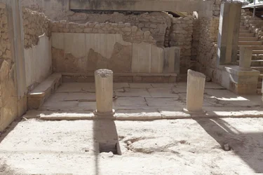 Minoische archäologische Stätte von Phaistos. Das Megaron der Königin (die Gemächer der Königin). Der südlichste der königlichen Apartments von Phaistos. Der Boden war mit Gipsplatten und rotem Putz ausgefüllt.